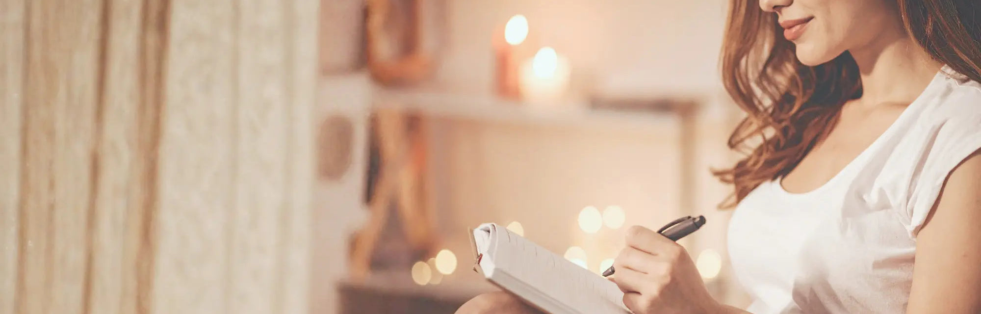 femme qui écrit dans son carnet